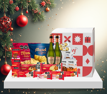 Cargar imagen en el visor de la galería, productos navideños puestos en una caja festiva
